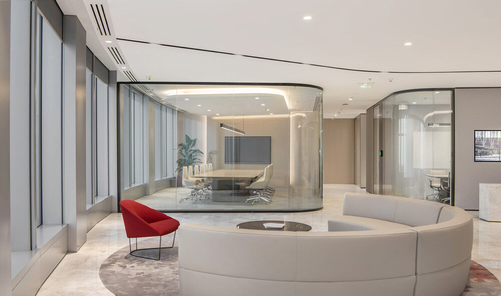 现代简约办公室装修，让空间变的宽阔又高大