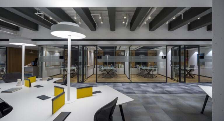 办公室装修位于文化广场改造为现代办公室