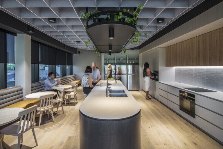 东京咨询办公室装修创建“共同创造卓越成果”环境
