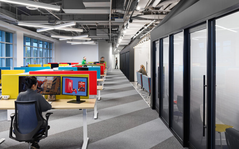 索尼互动娱乐办公室设计项目，实景图效果五颜六色
