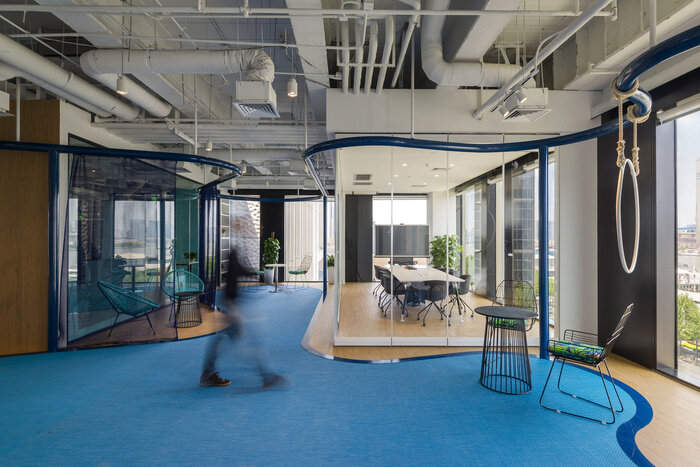 Club Med办公室装修设计项目，设计出深蓝色的大堂效果