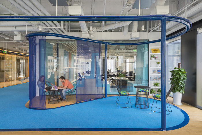 Club Med办公室装修设计项目，设计出深蓝色的大堂效果