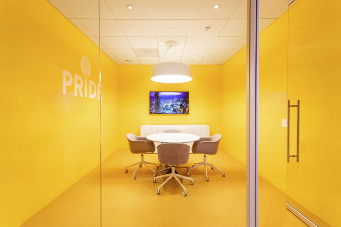 玻璃彩色梦-广告代理公司办公室装修案例赏析