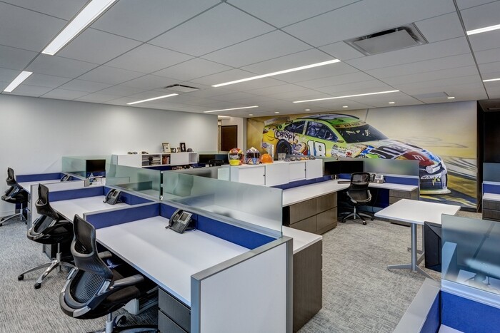 NASCAR办公室设计项目，设计出简洁又高级的办公室