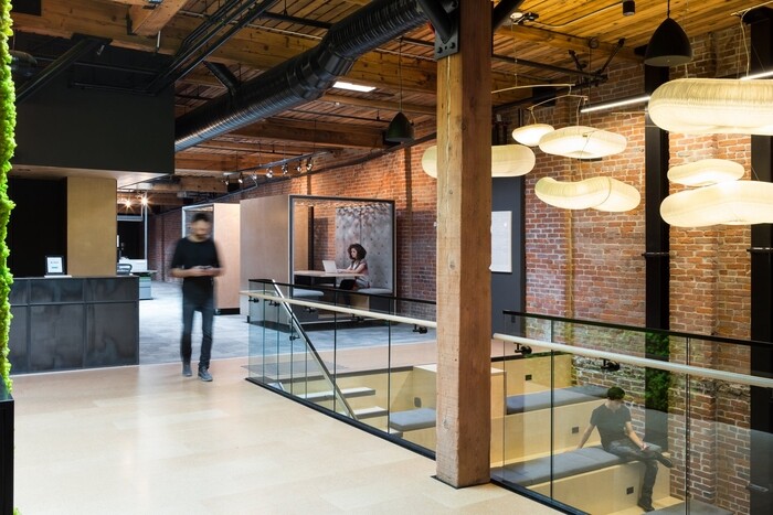 Slack 办公室设计，通过多种材料施工整合
