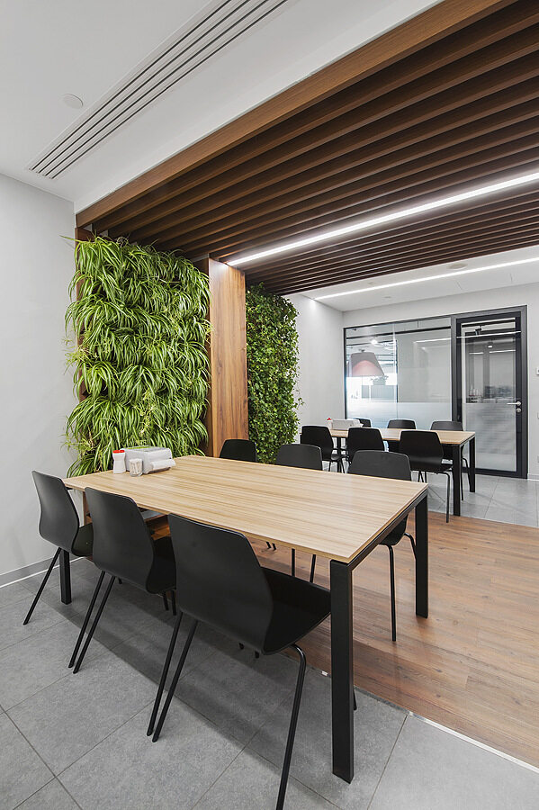 斯沃琪集团办公室设计，体现出简洁沉稳、明亮优雅效果