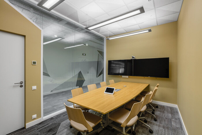 利乐办公室设计采用冷色调照亮空间