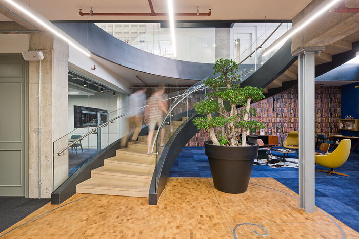 BrandOpus办公室设计，设计出壮观的弯曲楼梯