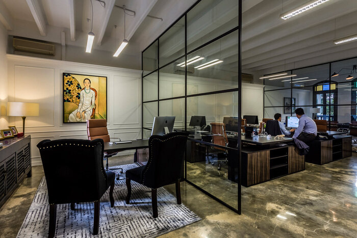 Quadria Capital办公室设计，采用深沉丰富的颜色
