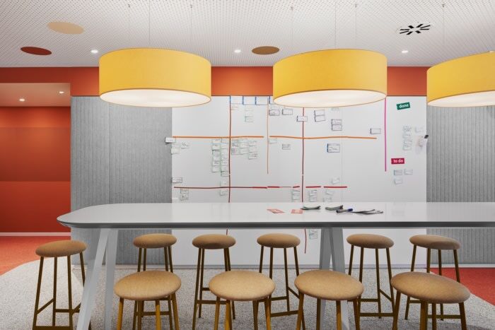 多元办公室设计，色彩明亮的办公空间