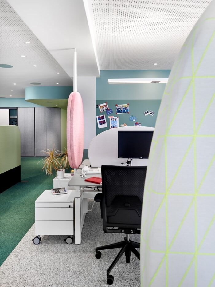 多元办公室设计，色彩明亮的办公空间