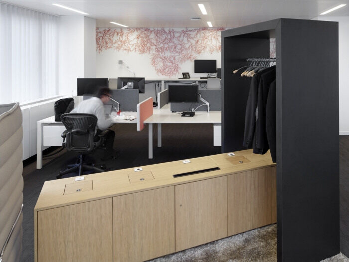 PROCOS 集团办公室设计，通过天热橡木以及地毯等材料结合