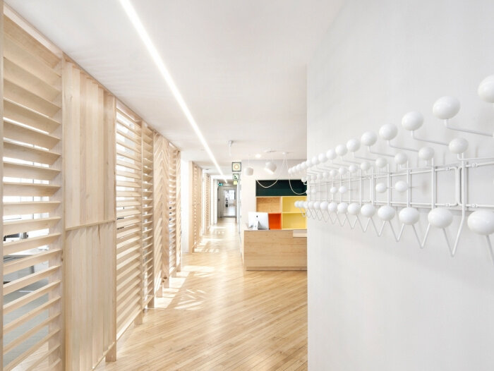 Shopify办公室设计，采用木质材料设计出舒适感