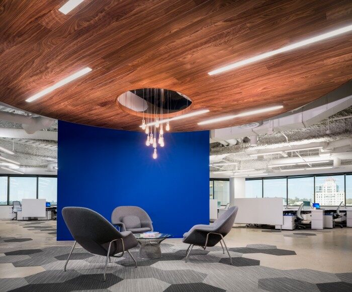 尔湾公司办公室设计，营造出明亮宜人的办公环境