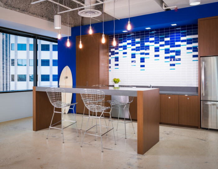 尔湾公司办公室设计，营造出明亮宜人的办公环境