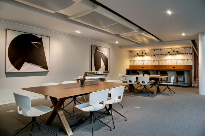 伦敦俱乐部办公室设计，采用嵌入式定向照明