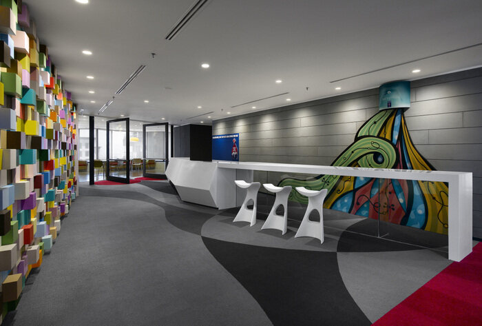 宣伟吉隆坡办公室设计，采用不规则立体雕塑色彩
