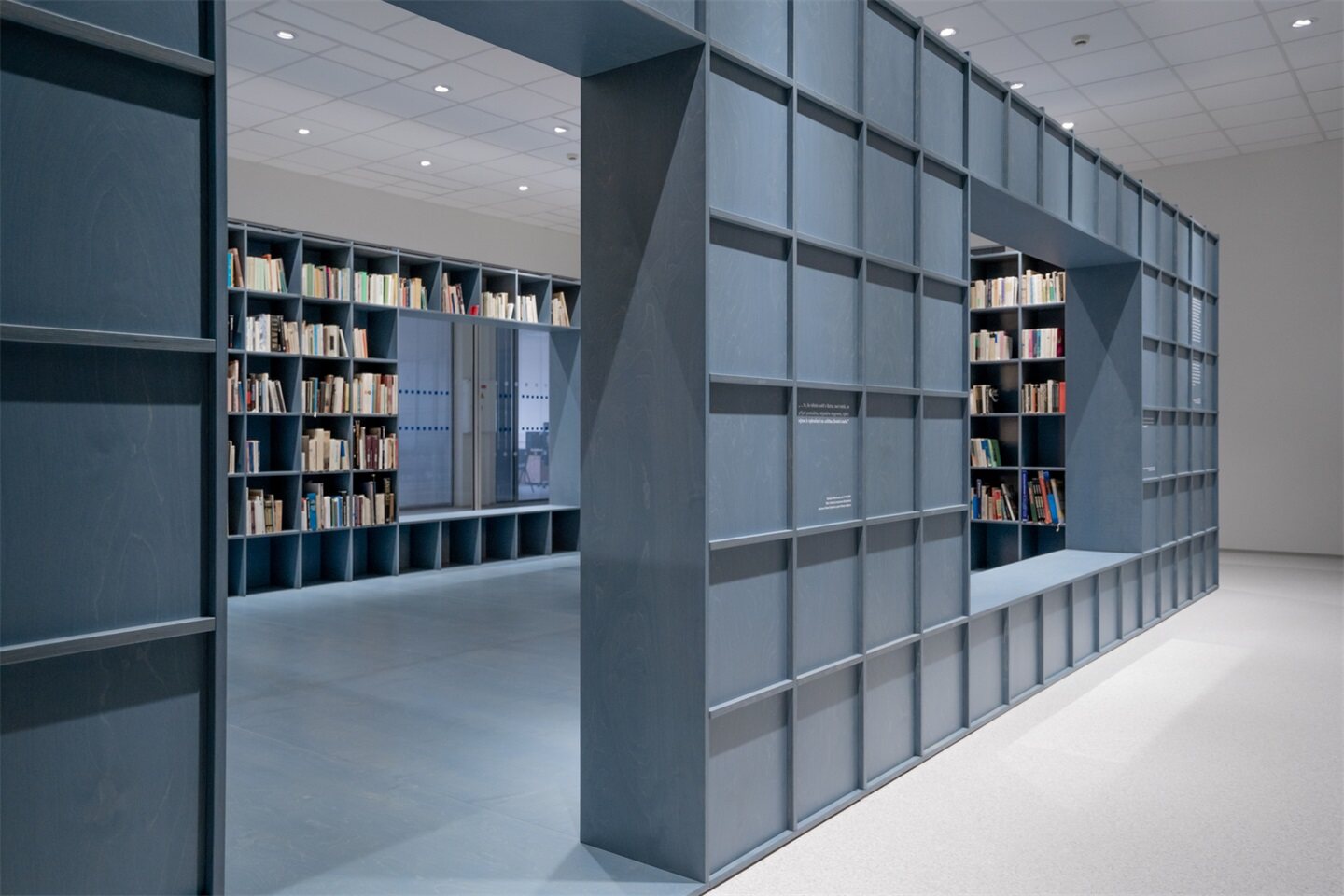 蓝色“格子书店”，简约庄重的名人书籍纪念馆