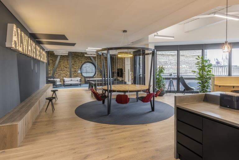 Deliveroo 办公室设计项目，创造一个灵活有趣的办公环境