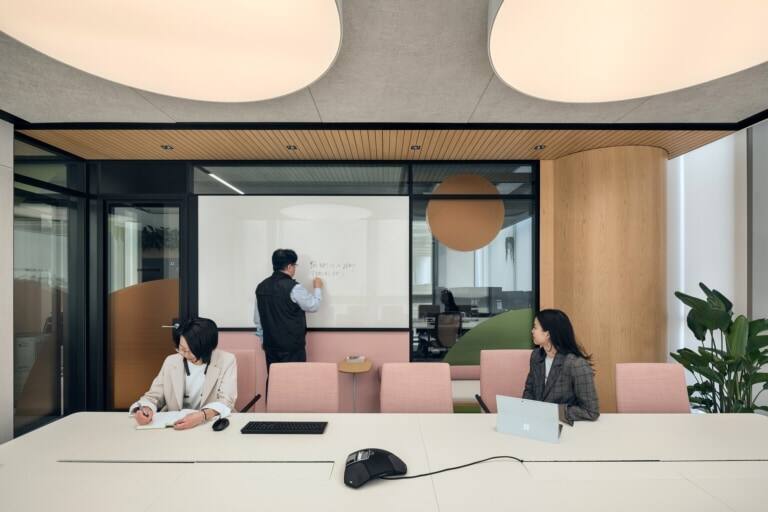深圳生活实验室办公室设计，拥有自然光效果