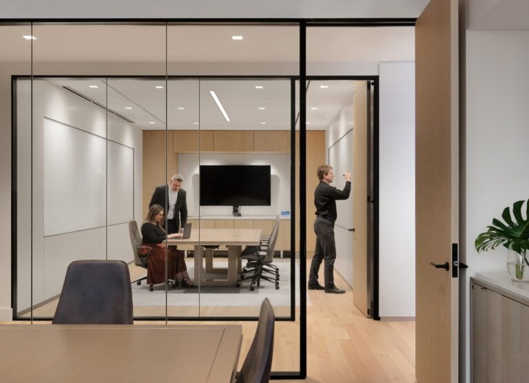 汤普森街资本合伙人办公室设计，简洁精致的效果