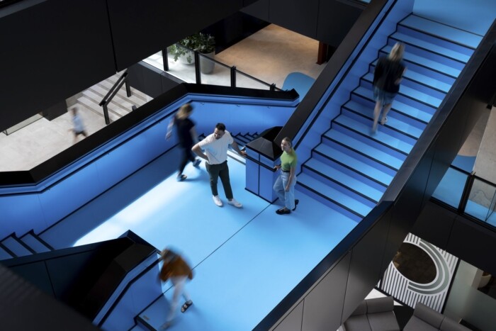 大胆简约，蓝色树脂创造出的高效办公空间