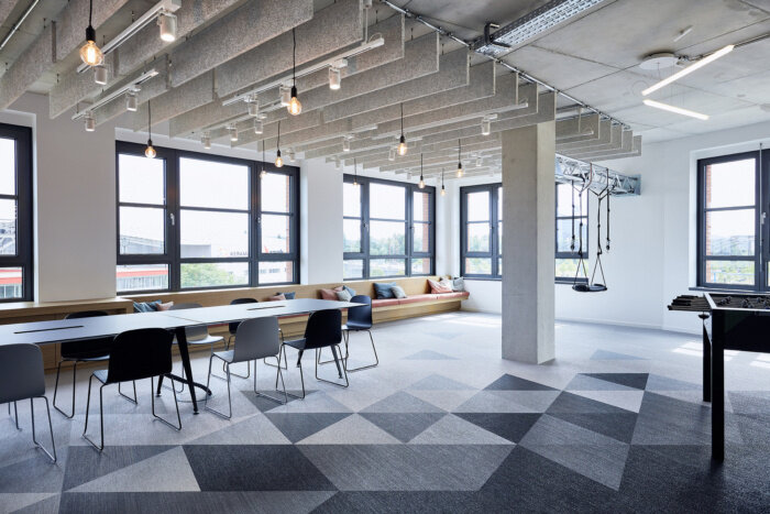 办公室装修使用地毯材料突出哪些优点？