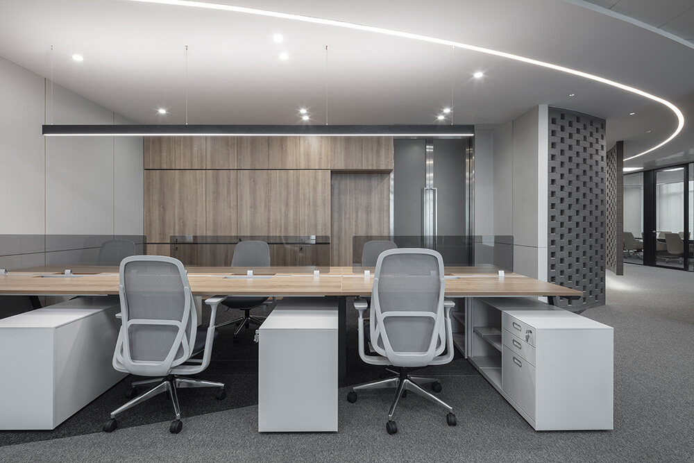 现代风格的办公室装修地面铺什么材料好些呢？