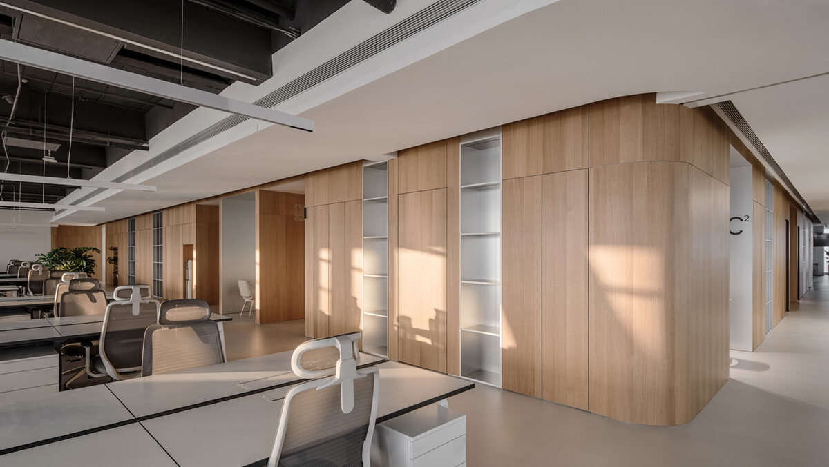 优化照明和布局的办公室装修设计
