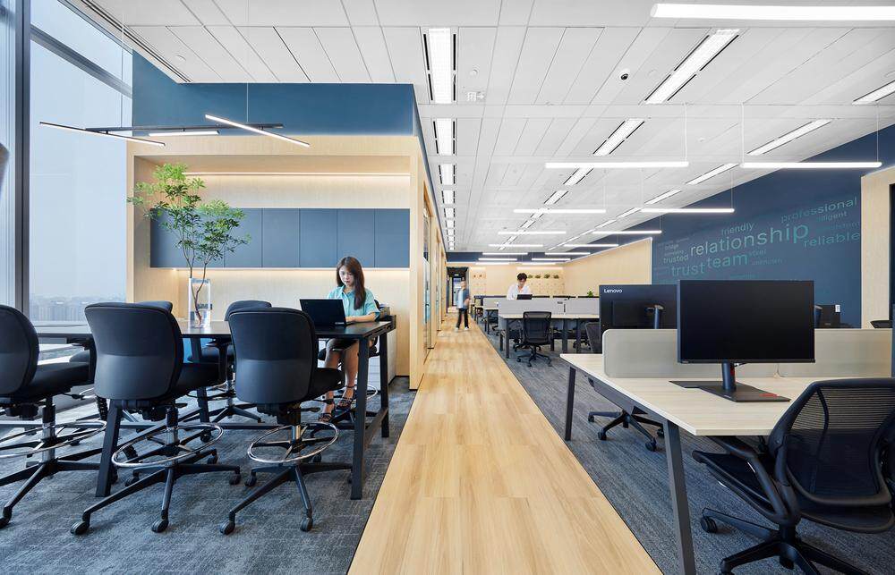 办公室装修设计公司注重细节，塑造高端工作氛围